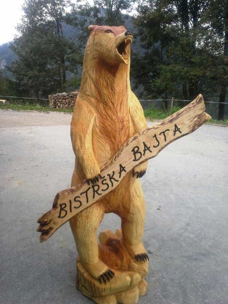 Lesene skulpture, medvedi pred hišo