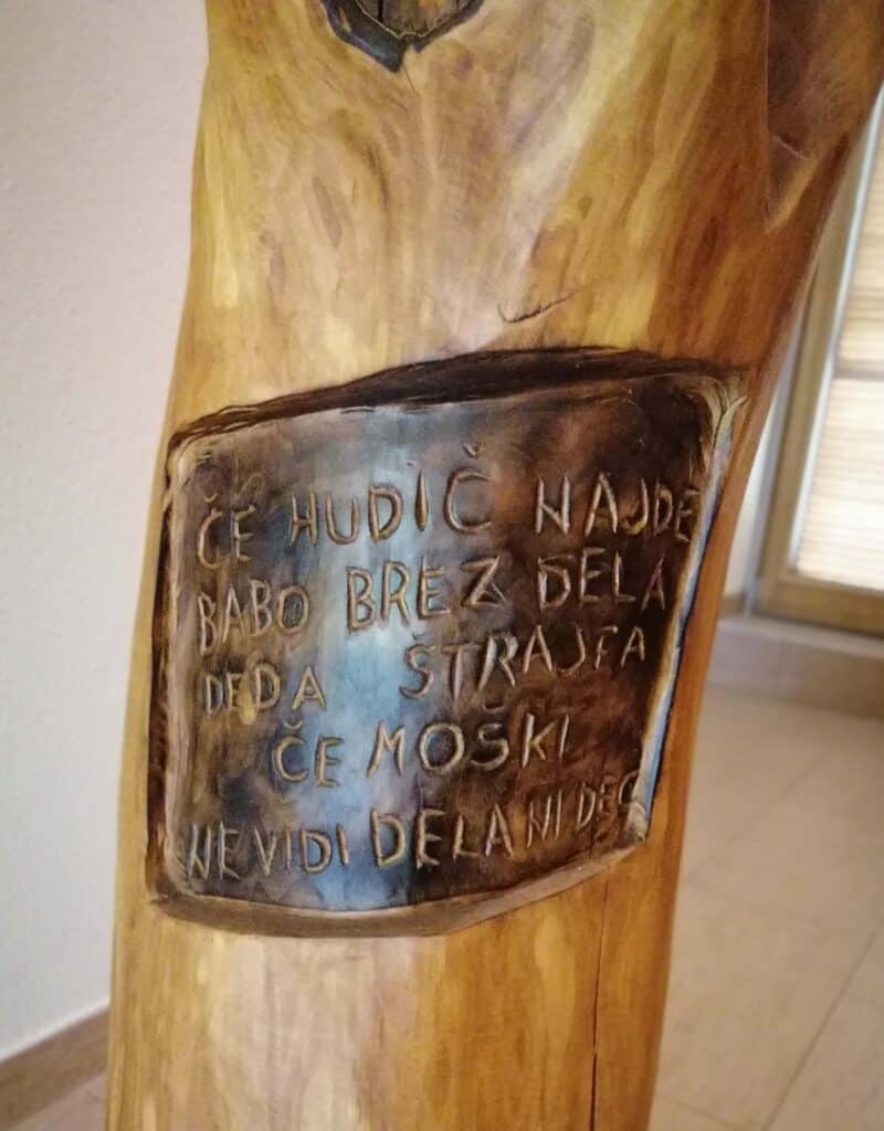 Ženski akt, napis