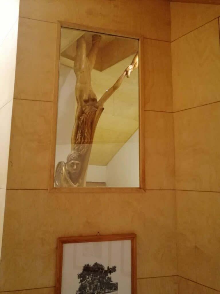 Lesene skulpture, ženski akt, pogled s stopnic